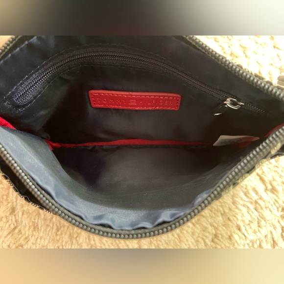 Tommy Hilfiger insignia wristlet - Picture 3 of 3
